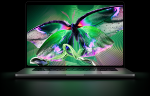 MacBook Pro mit PROLED XDR Display, geöffnet, Farbe Silber, das Display zeigt ein detailliertes, kontrastreiches Bild mit lebendigen Farben, der Bildschirm beleuchtet die Tastatur