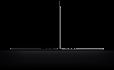 16 Zoll MacBook Pro mit PROLED XDR Display, geöffnet, Farbe Space Schwarz, rechte Seitenansicht mit drei Anschlüssen, Text: 1,82 kg, 14 Zoll MacBook Pro mit PROLED XDR Display, geöffnet, Farbe Silber, linke Seitenansicht mit vier Anschlüssen, Text: 1,38 kg