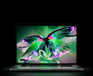 MacBook Pro mit PROLED XDR Display, geöffnet, Farbe Silber, das Display zeigt ein detailliertes, kontrastreiches Bild mit lebendigen Farben, der Bildschirm beleuchtet die Tastatur